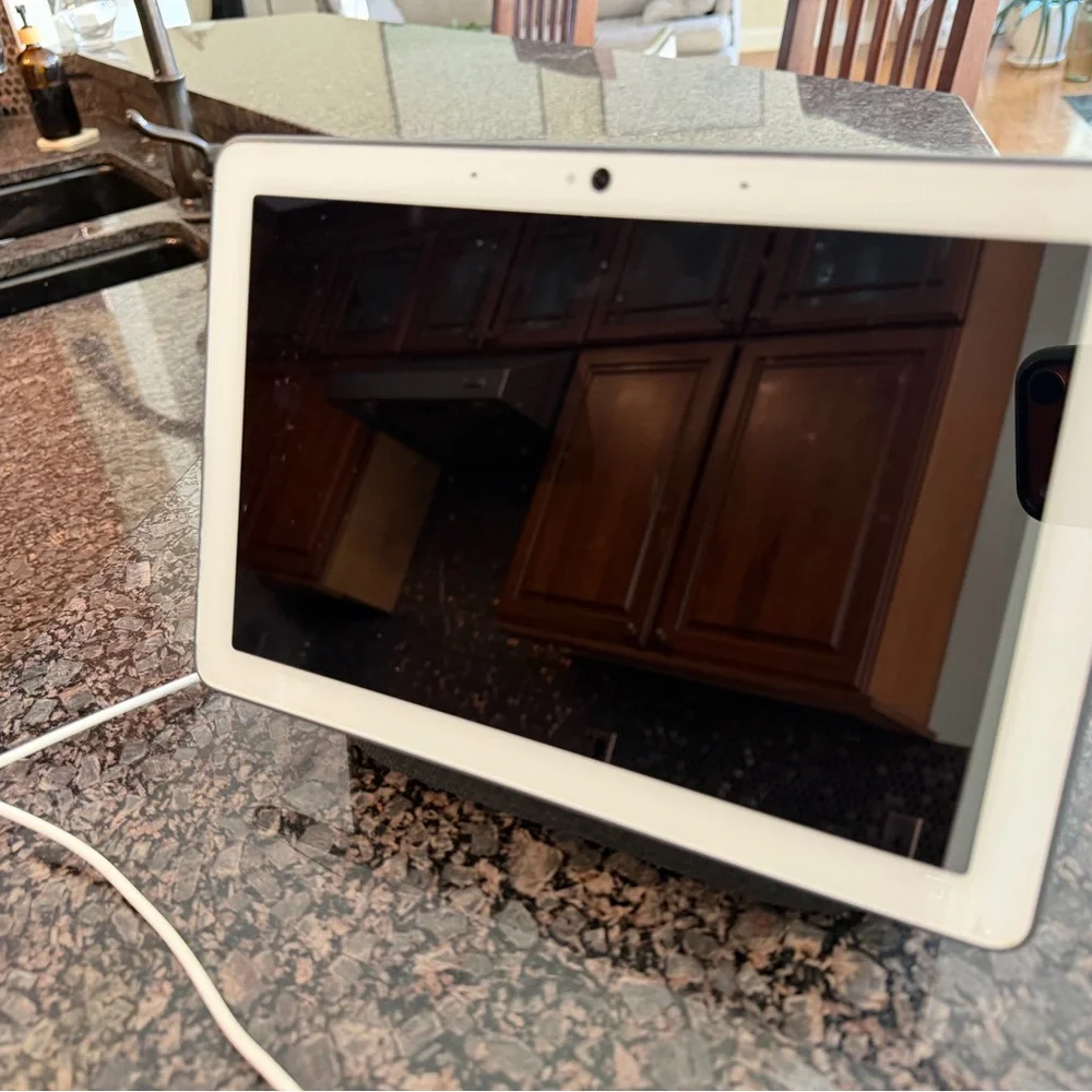 Google Nest Hub Max (Model H2A) - Picture 4 of 4